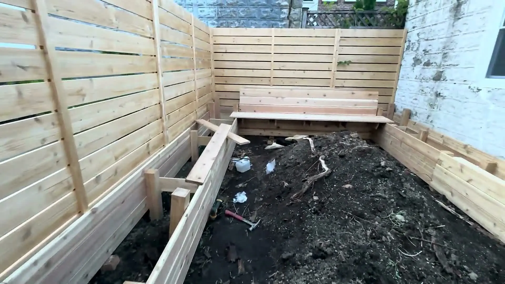 Final overview of the custom wooden flower bed with built-in bench